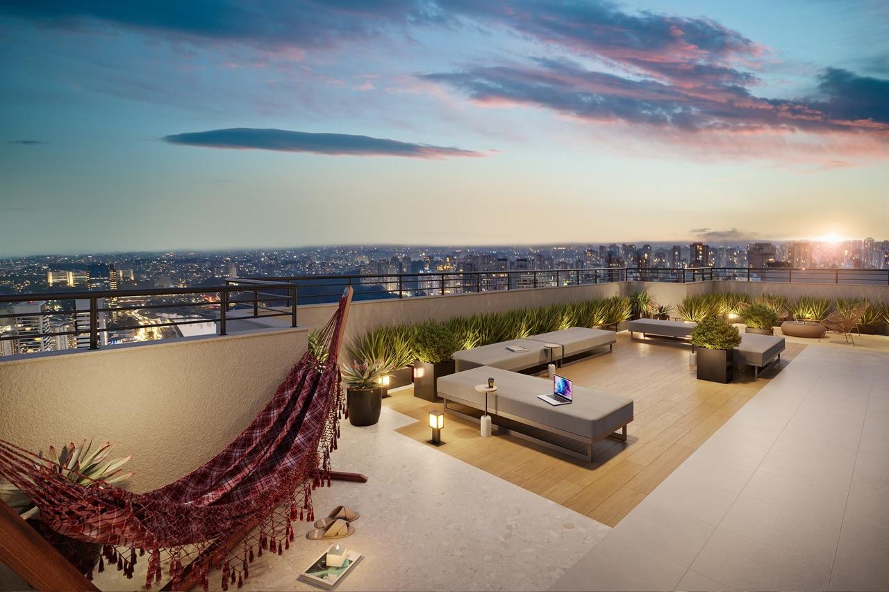 Lounge rooftop ao pôr do sol com vista da cidade — imagem ilustrativa